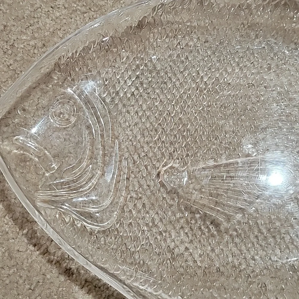 FREE W ANY PURCHASE!Clear Fish-Shaped Plastic Dish